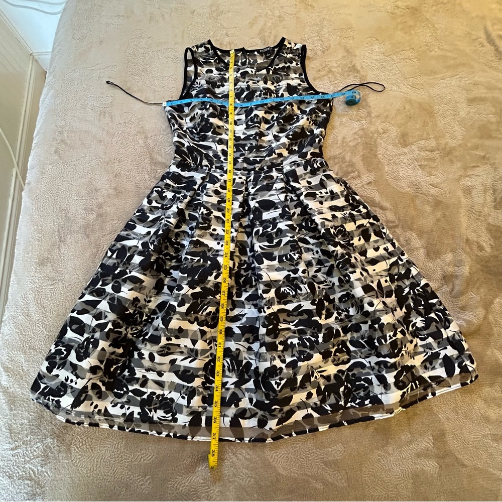 Roz & Ali black and white striped floral flared sleeveless party dress Size 4 - Picture 8 of 8